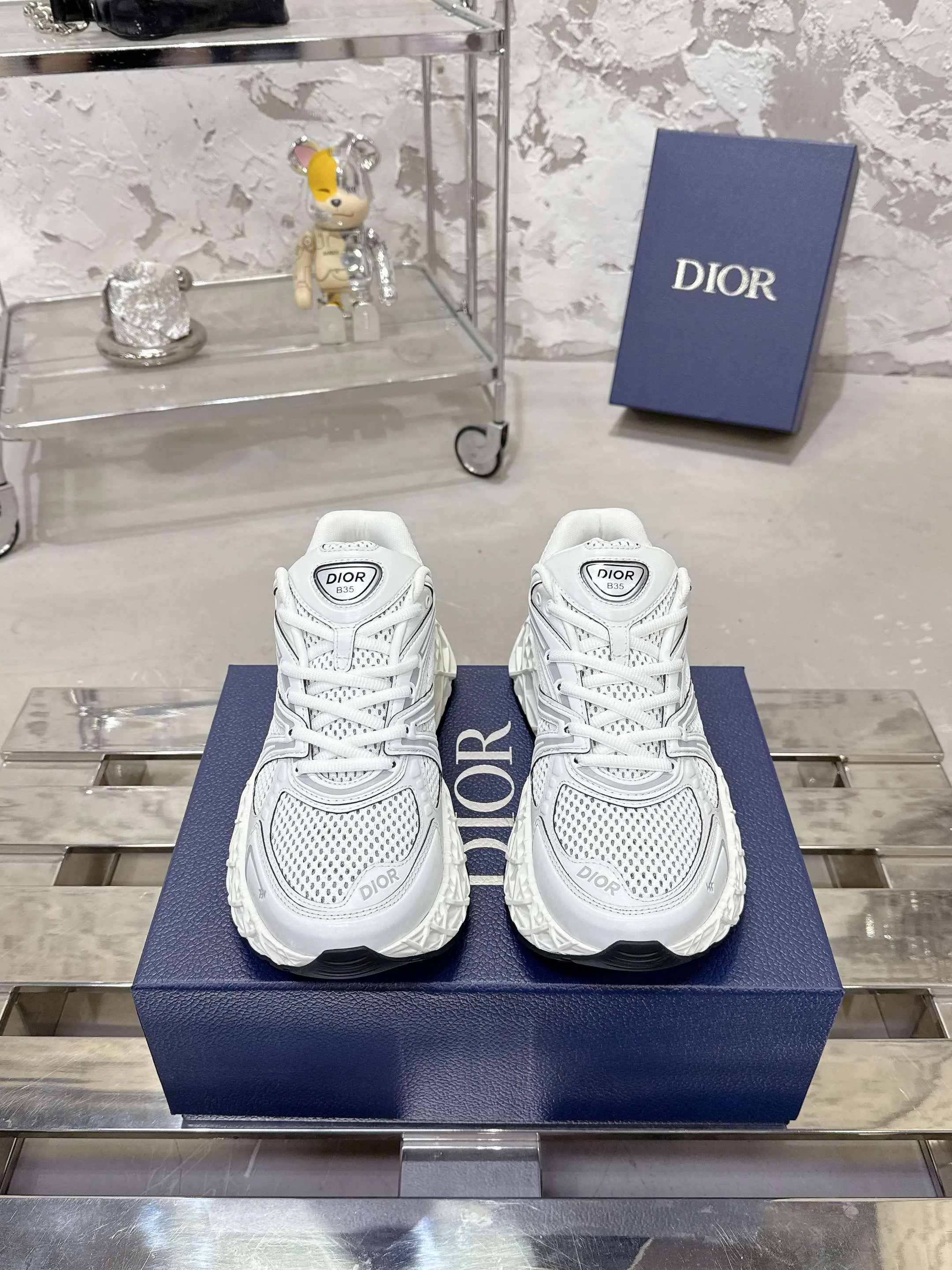 Factory price 780💰 Top version! ! ! Dior (B35) DIOR spring and summer men's wear show, the show was held at the Valle de Grasse School in Paris. Kim Jones drew inspiration from the works of South African artist Hylton Nel. The details of the shoes, clog soles and tribal elements, cleverly blended luxury craftsmanship and practicality, with fresh childishness and bright temperament, creating a new season hot spot. Dior KAWA Dior co-branded casual sports shoes reinterpret running shoes with Dior's high-end style. B35 is made of fine-textured leather and mesh fabric materials. It can be worn in all seasons, is comfortable and breathable, and has multiple lines on the shoe body to outline details. It has a full retro three-dimensional feel and can create a casual look all year round! Fabric: Cowhide/customized cloth material Lining: Imported breathable mesh Outsole: Original molded outsole Size: 39-46 (customized at 45.46)